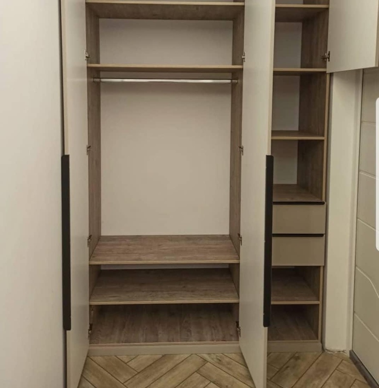 Встроенные распашные шкафы-Встроенный распашной шкаф «Модель 35»-фото3